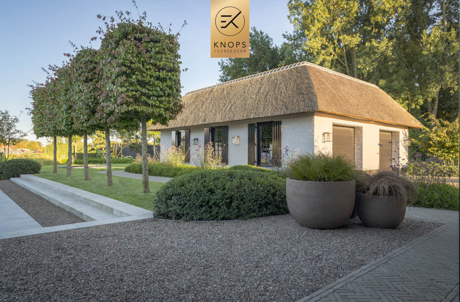 moderne tuin villatuin nieuwbouw villa luxe entree exclusief tuinontwerp modern zwembad poolhouse met sauna buitendouche exclusive garden design luxury garden modern garden