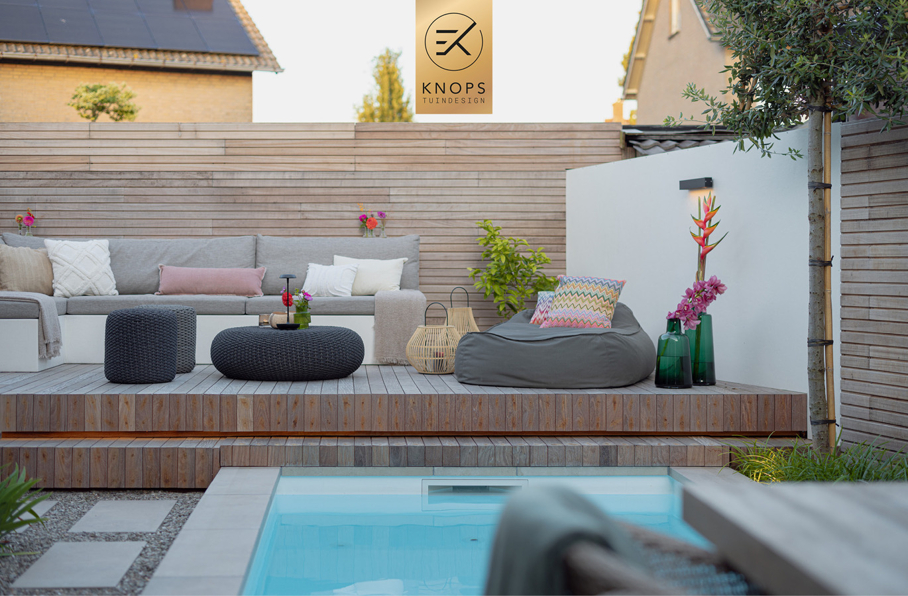 kleine stadstuin met zwembad, plungepool, moderne tuin, strakke tuin, overkapping met haard, gevelbekleding, moderne schutting, houten terras, in lite