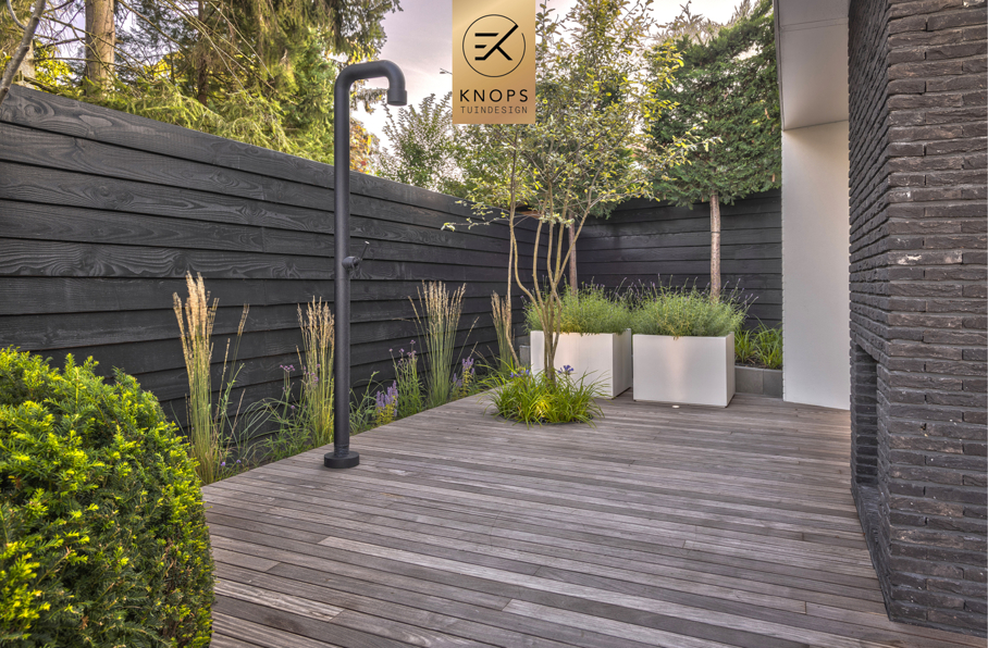 wellness tuin tuinarchitect Erik Knops jee o starline bad buitenhaard rob van trier knops tuindesign poolhouse luxe exclusief high end turnkey style 