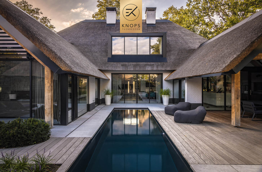 garden design villagarden swimmingpool wellnessgarden wellnesstuin met luxe door tuinarchitect Erik Knops Knops Tuindesign spiegelvijver keramische architectuur tuinen 