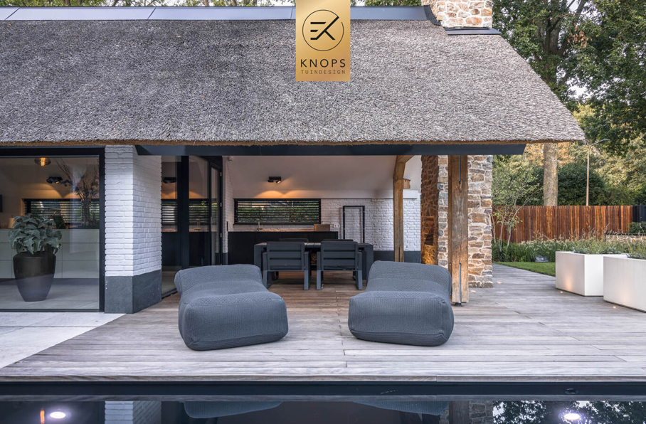 garden design villagarden swimmingpool wellnessgarden wellnesstuin met luxe door tuinarchitect Erik Knops Knops Tuindesign spiegelvijver keramische architectuur tuinen 