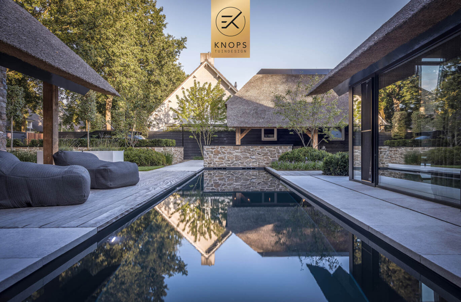 garden design villagarden swimmingpool wellnessgarden wellnesstuin met luxe door tuinarchitect Erik Knops Knops Tuindesign spiegelvijver keramische architectuur tuinen 