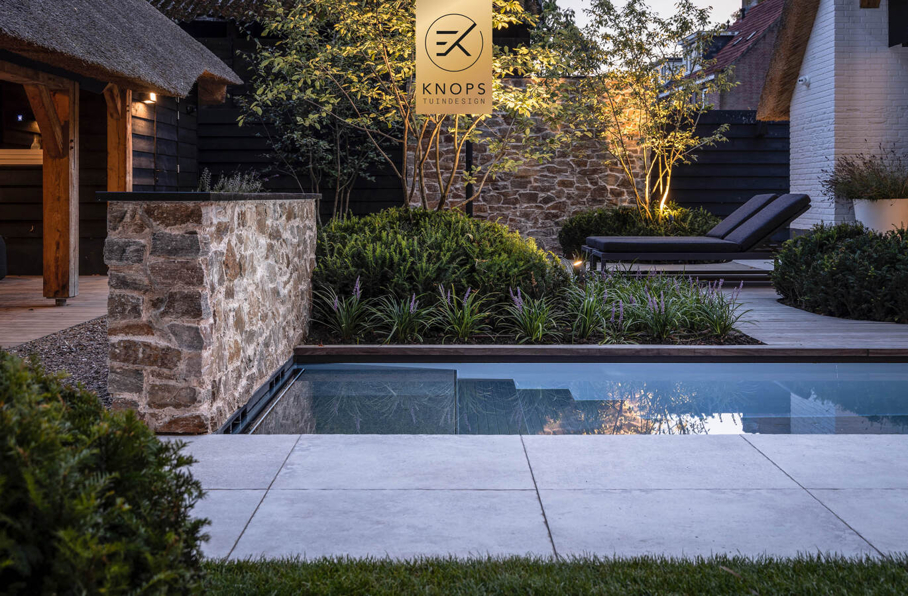 garden design villagarden swimmingpool wellnessgarden wellnesstuin met luxe door tuinarchitect Erik Knops Knops Tuindesign spiegelvijver keramische architectuur tuinen 