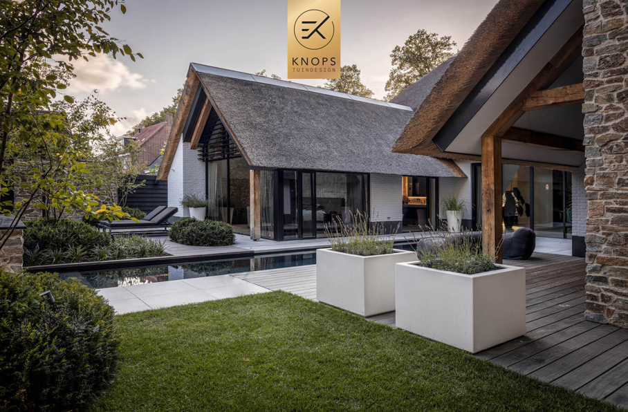 garden design villagarden swimmingpool wellnessgarden wellnesstuin met luxe door tuinarchitect Erik Knops Knops Tuindesign spiegelvijver keramische architectuur tuinen 