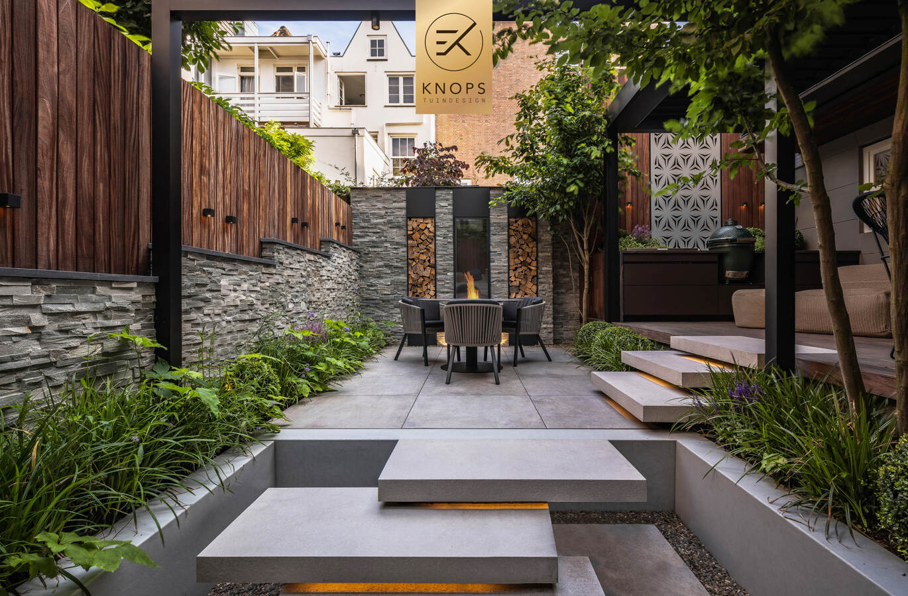 Stadstuin luxe high end buitenkeuken buitenhaard borek keramiek hoogtes kleine tuin tuinarchitect Erik Knops Knops Tuindesign intiem verlichting lamellen tuinkamer buitenleven green egg