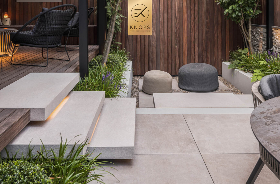 Stadstuin luxe high end buitenkeuken buitenhaard borek keramiek hoogtes kleine tuin tuinarchitect Erik Knops Knops Tuindesign intiem verlichting lamellen tuinkamer buitenleven green egg