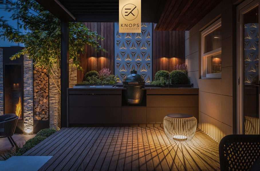 Stadstuin luxe high end buitenkeuken buitenhaard borek keramiek hoogtes kleine tuin tuinarchitect Erik Knops Knops Tuindesign intiem verlichting lamellen tuinkamer buitenleven green egg