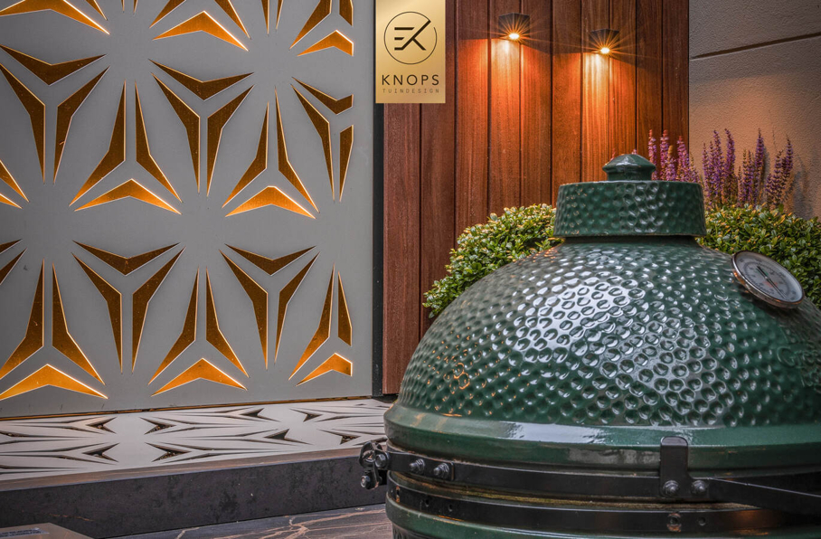 Stadstuin luxe high end buitenkeuken buitenhaard borek keramiek hoogtes kleine tuin tuinarchitect Erik Knops Knops Tuindesign intiem verlichting lamellen tuinkamer buitenleven green egg