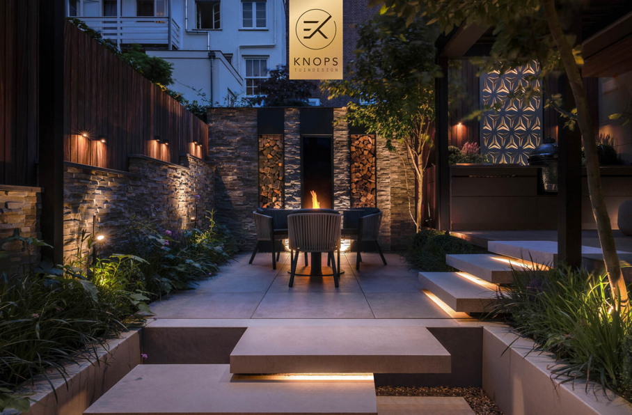 Stadstuin luxe high end buitenkeuken buitenhaard borek keramiek hoogtes kleine tuin tuinarchitect Erik Knops Knops Tuindesign intiem verlichting lamellen tuinkamer buitenleven green egg