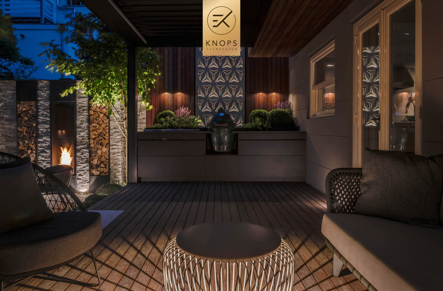 Stadstuin luxe high end buitenkeuken buitenhaard borek keramiek hoogtes kleine tuin tuinarchitect Erik Knops Knops Tuindesign intiem verlichting lamellen tuinkamer buitenleven green egg