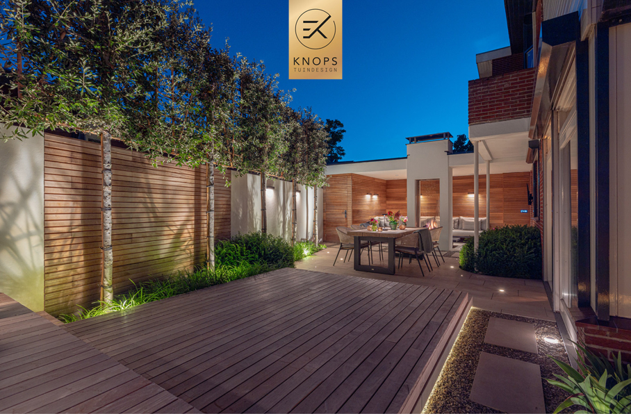 kleine stadstuin met zwembad, plungepool, moderne tuin, strakke tuin, overkapping met haard, gevelbekleding, moderne schutting, houten terras, in lite
