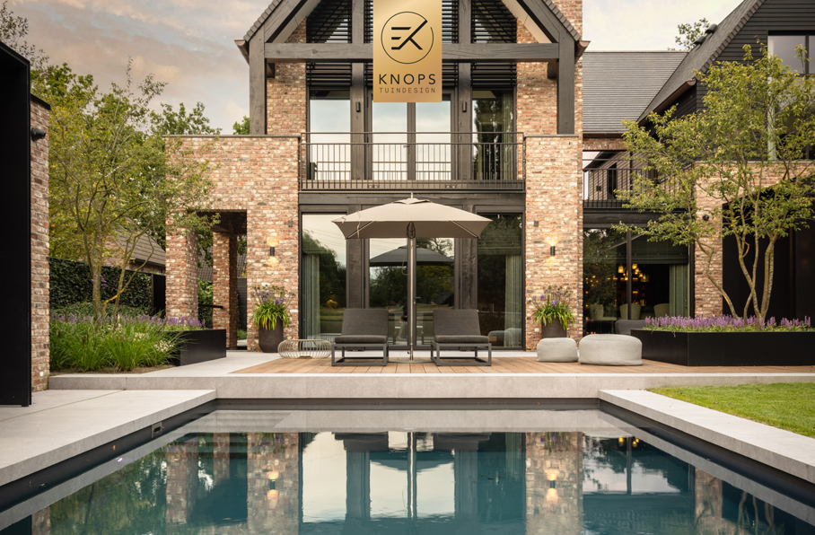 moderne villatuin met unieke architectuur, luxury villa garden, wellness tuin, strakke tuin, robuuste materialen, stenen in tuin, vlonders, poolhouse met sauna, jacuzzi, tuin met zwembad, totaalarchitectuur