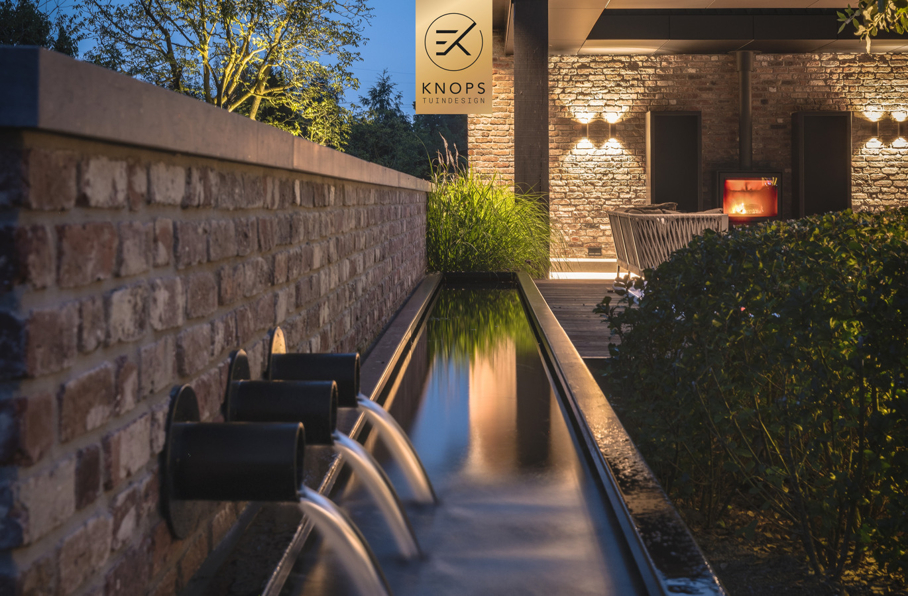 moderne villatuin met unieke architectuur, luxury villa garden, wellness tuin, strakke tuin, robuuste materialen, stenen in tuin, vlonders, poolhouse met sauna, jacuzzi, tuin met zwembad, totaalarchitectuur