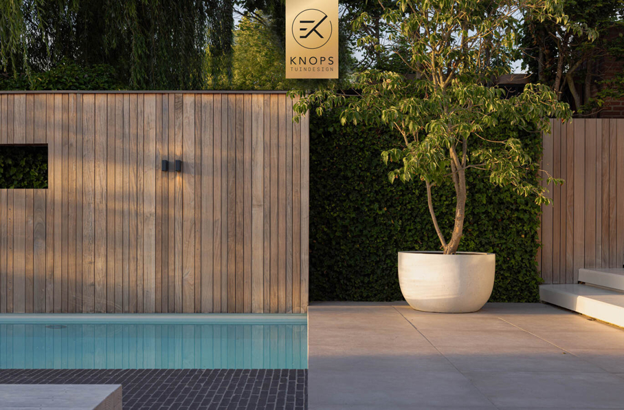 modern tuinontwerp boothuis Tuinarchitect luxe tuin met zwembad en boothuis tuin aan het water luxury garden design exclusive garden villa garden