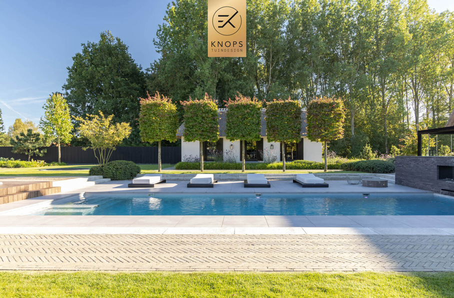 moderne tuin villatuin nieuwbouw villa luxe entree exclusief tuinontwerp modern zwembad poolhouse met sauna buitendouche exclusive garden design luxury garden modern garden