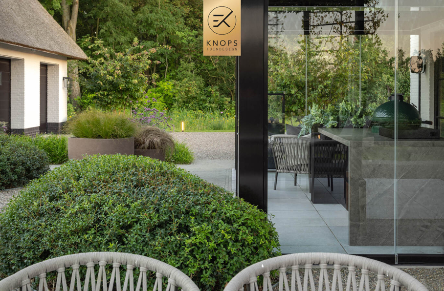 moderne tuin villatuin nieuwbouw villa luxe entree exclusief tuinontwerp modern zwembad poolhouse met sauna buitendouche exclusive garden design luxury garden modern garden