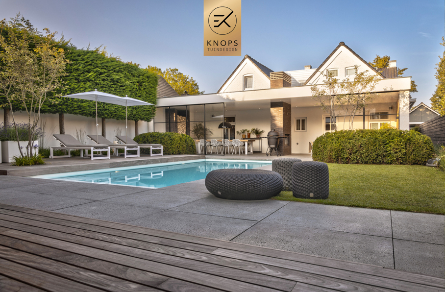 wellness tuin tuinarchitect Erik Knops jee o starline bad buitenhaard rob van trier knops tuindesign poolhouse luxe exclusief high end turnkey style 