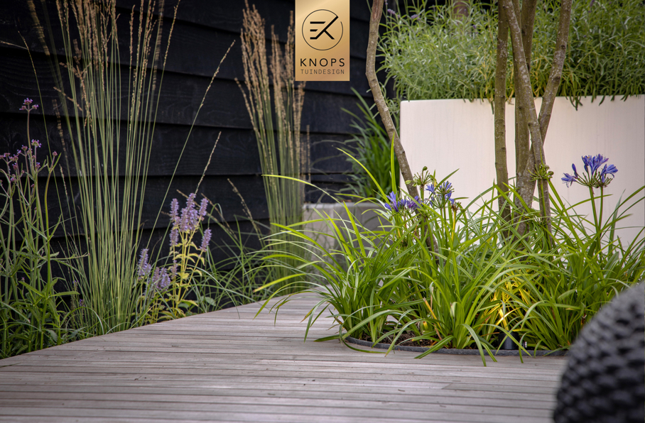 wellness tuin tuinarchitect Erik Knops jee o starline bad buitenhaard rob van trier knops tuindesign poolhouse luxe exclusief high end turnkey style 