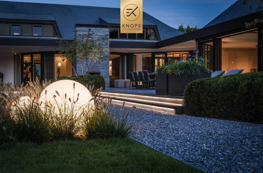 Villatuin zwembad overloopzwembad keramiek buitenhaard vlonder tuinontwerp luxe designtuin hoog design wellnesstuin meerstammige bomen luxe erik knops tuindesign