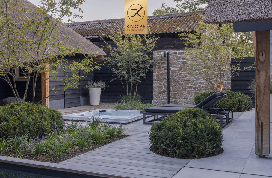 garden design villagarden swimmingpool wellnessgarden wellnesstuin met luxe door tuinarchitect Erik Knops Knops Tuindesign spiegelvijver keramische architectuur tuinen 