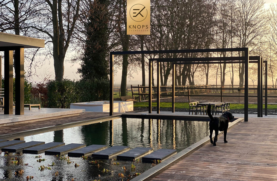 Hippo garden High end tuinontwerp tuinarchitect moderne wellnesstuin met luxe buitenverblijf en luxe poolhouse met zwemvijver 