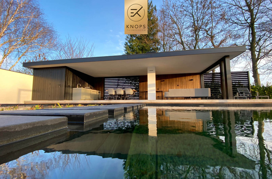 Hippo garden High end tuinontwerp tuinarchitect moderne wellnesstuin met luxe buitenverblijf en luxe poolhouse met zwemvijver 