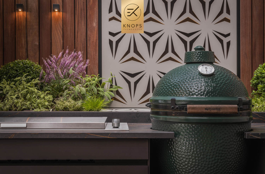 Stadstuin luxe high end buitenkeuken buitenhaard borek keramiek hoogtes kleine tuin tuinarchitect Erik Knops Knops Tuindesign intiem verlichting lamellen tuinkamer buitenleven green egg