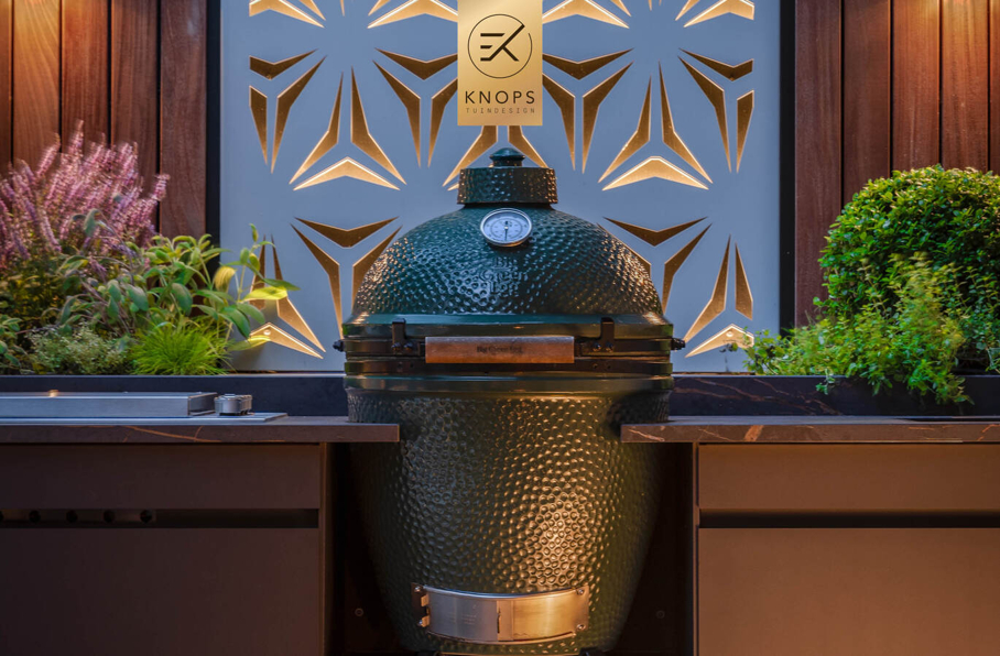 Stadstuin luxe high end buitenkeuken buitenhaard borek keramiek hoogtes kleine tuin tuinarchitect Erik Knops Knops Tuindesign intiem verlichting lamellen tuinkamer buitenleven green egg