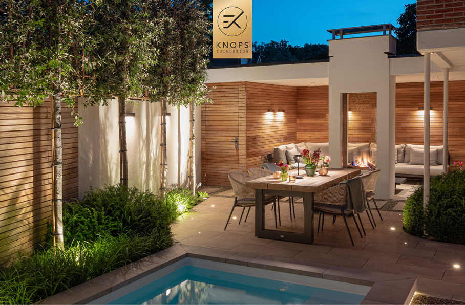 kleine stadstuin met zwembad, plungepool, moderne tuin, strakke tuin, overkapping met haard, gevelbekleding, moderne schutting, houten terras, in lite