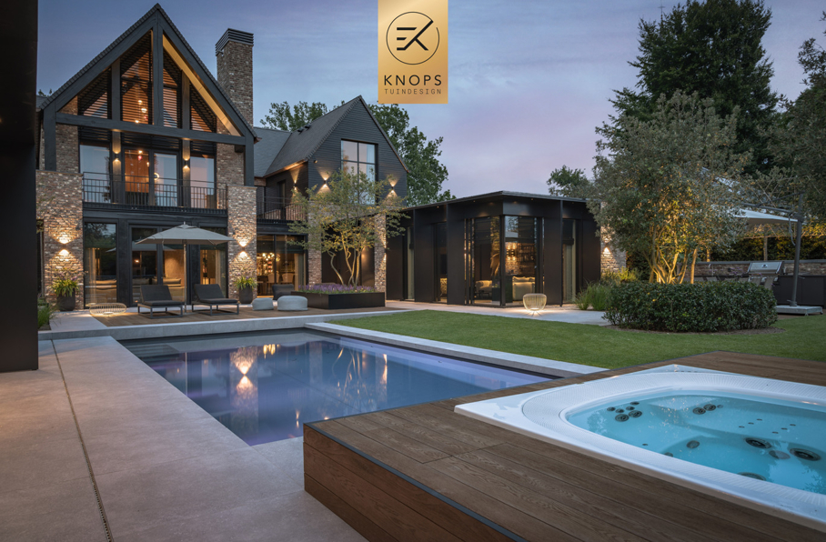 moderne villatuin met unieke architectuur, luxury villa garden, wellness tuin, strakke tuin, robuuste materialen, stenen in tuin, vlonders, poolhouse met sauna, jacuzzi, tuin met zwembad, totaalarchitectuur
