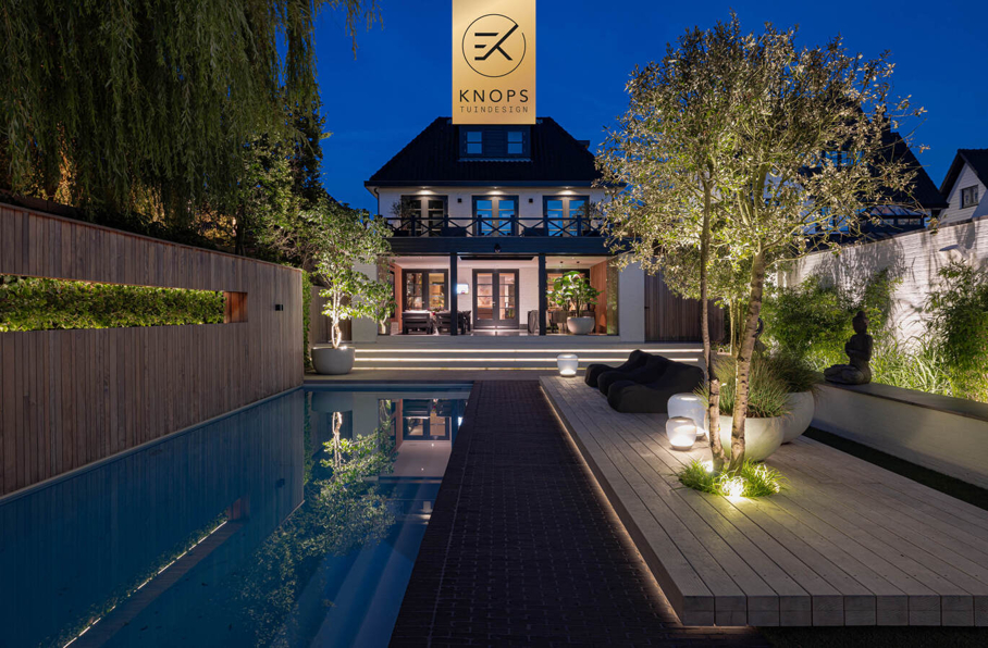 modern tuinontwerp boothuis Tuinarchitect luxe tuin met zwembad en boothuis tuin aan het water luxury garden design exclusive garden villa garden