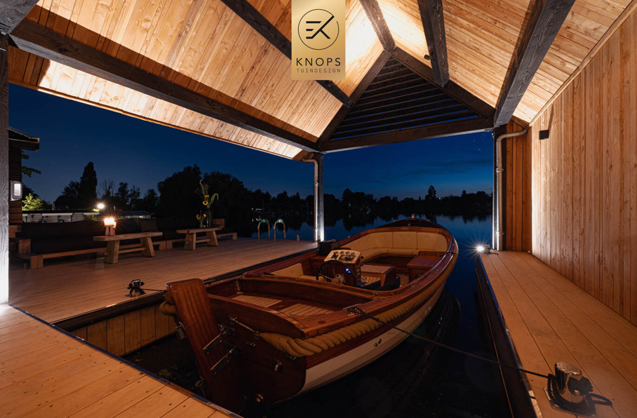 modern tuinontwerp boothuis Tuinarchitect luxe tuin met zwembad en boothuis tuin aan het water luxury garden design exclusive garden villa garden
