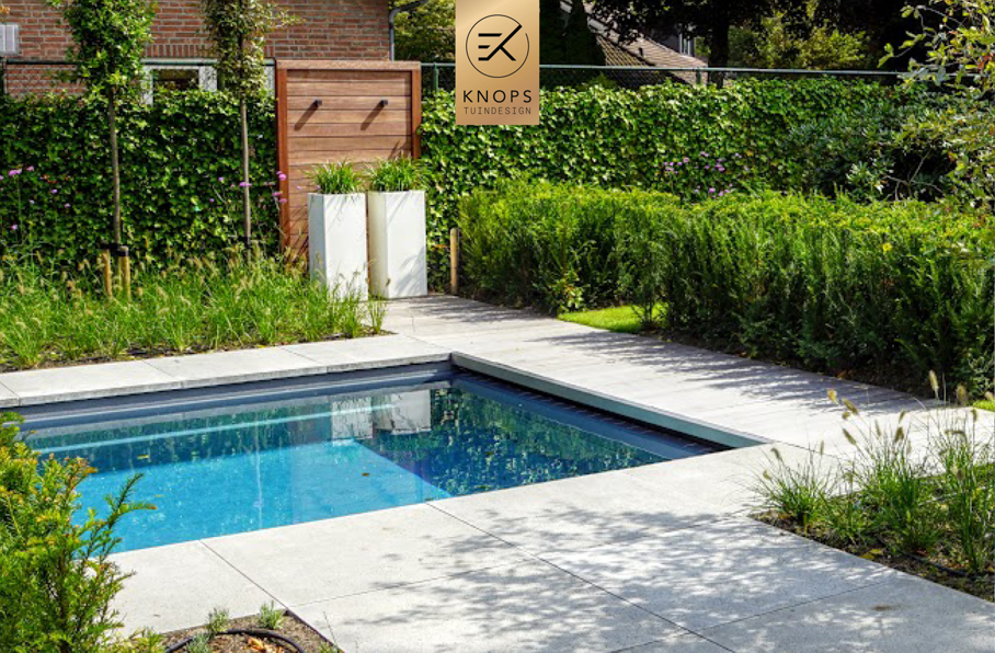 Modern zwembad met daaromheen een vlonder. Diverse materialen in de tuin gebruikt. Gewerkt met contrast.