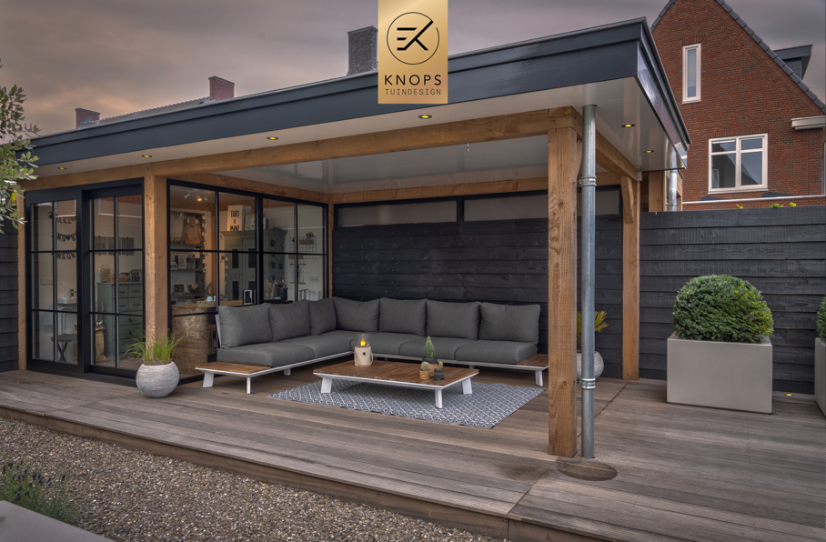 Luxe tuin met overkapping thuiswerken in tuin poolhouse buitenverblijf flexwerken in de tuin polyester sierbakken buitenhaard sierbakken kachel luxe erik knops tuinarchitect
