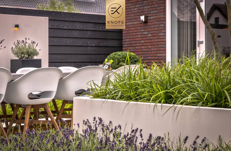 Luxe tuin met overkapping thuiswerken in tuin poolhouse buitenverblijf flexwerken in de tuin polyester sierbakken buitenhaard sierbakken kachel luxe erik knops tuinarchitect
