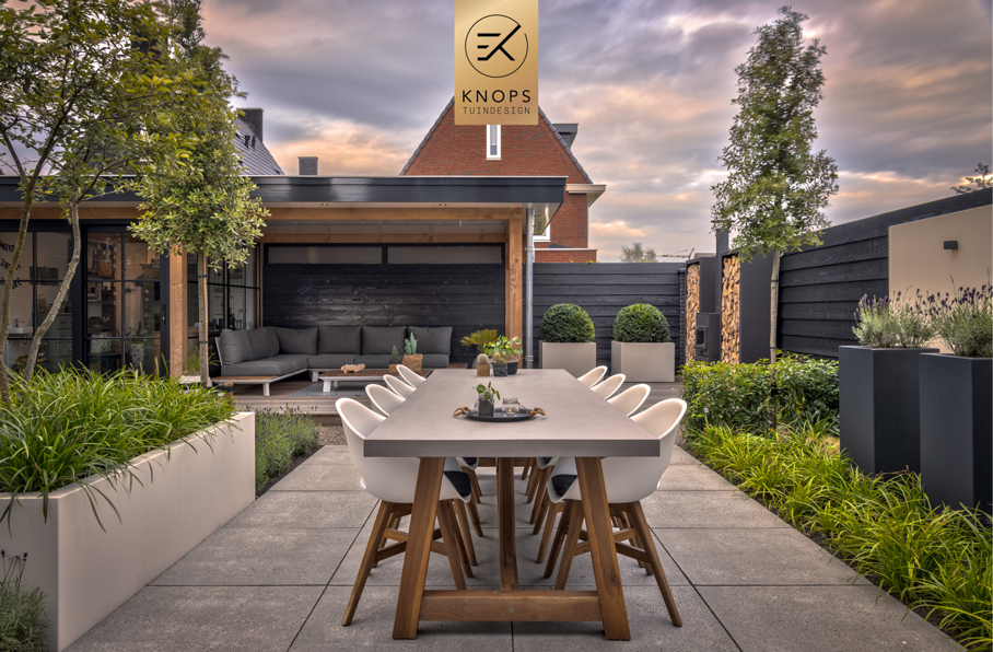 Luxe tuin met overkapping thuiswerken in tuin poolhouse buitenverblijf flexwerken in de tuin polyester sierbakken buitenhaard sierbakken kachel luxe erik knops tuinarchitect
