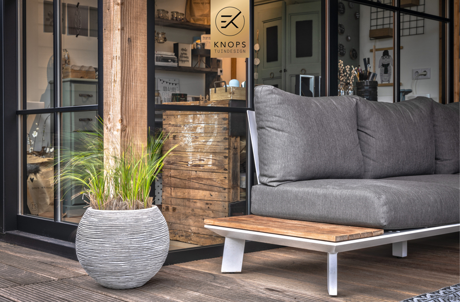 Luxe tuin met overkapping thuiswerken in tuin poolhouse buitenverblijf flexwerken in de tuin polyester sierbakken buitenhaard sierbakken kachel luxe erik knops tuinarchitect