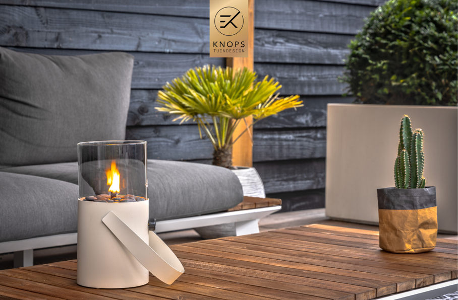 Luxe tuin met overkapping thuiswerken in tuin poolhouse buitenverblijf flexwerken in de tuin polyester sierbakken buitenhaard sierbakken kachel luxe erik knops tuinarchitect