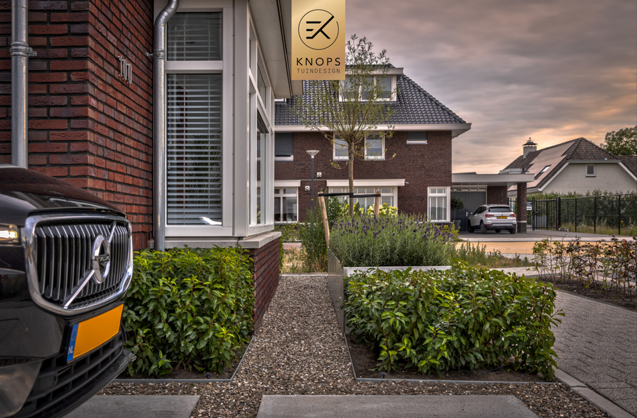 Luxe tuin met overkapping thuiswerken in tuin poolhouse buitenverblijf flexwerken in de tuin polyester sierbakken buitenhaard sierbakken kachel luxe erik knops tuinarchitect
