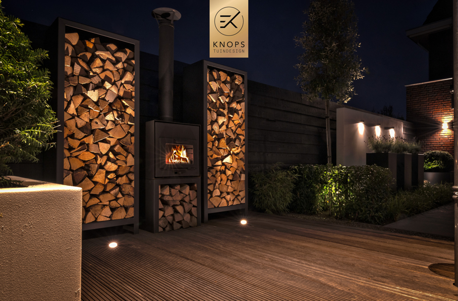 Luxe tuin met overkapping thuiswerken in tuin poolhouse buitenverblijf flexwerken in de tuin polyester sierbakken buitenhaard sierbakken kachel luxe erik knops tuinarchitect