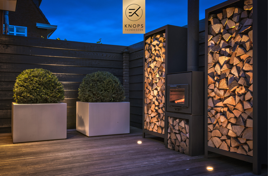 Luxe tuin met overkapping thuiswerken in tuin poolhouse buitenverblijf flexwerken in de tuin polyester sierbakken buitenhaard sierbakken kachel luxe erik knops tuinarchitect