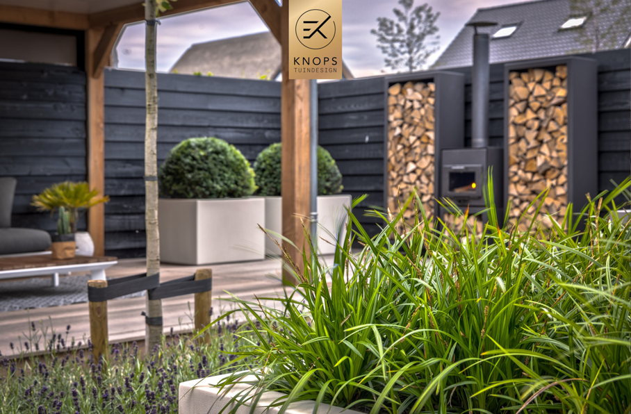 Luxe tuin met overkapping thuiswerken in tuin poolhouse buitenverblijf flexwerken in de tuin polyester sierbakken buitenhaard sierbakken kachel luxe erik knops tuinarchitect
