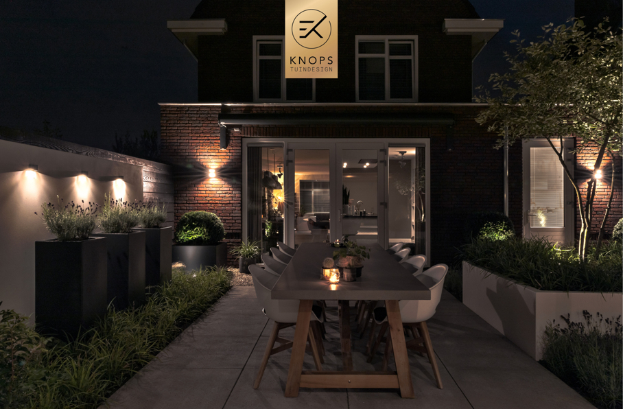 Luxe tuin met overkapping thuiswerken in tuin poolhouse buitenverblijf flexwerken in de tuin polyester sierbakken buitenhaard sierbakken kachel luxe erik knops tuinarchitect