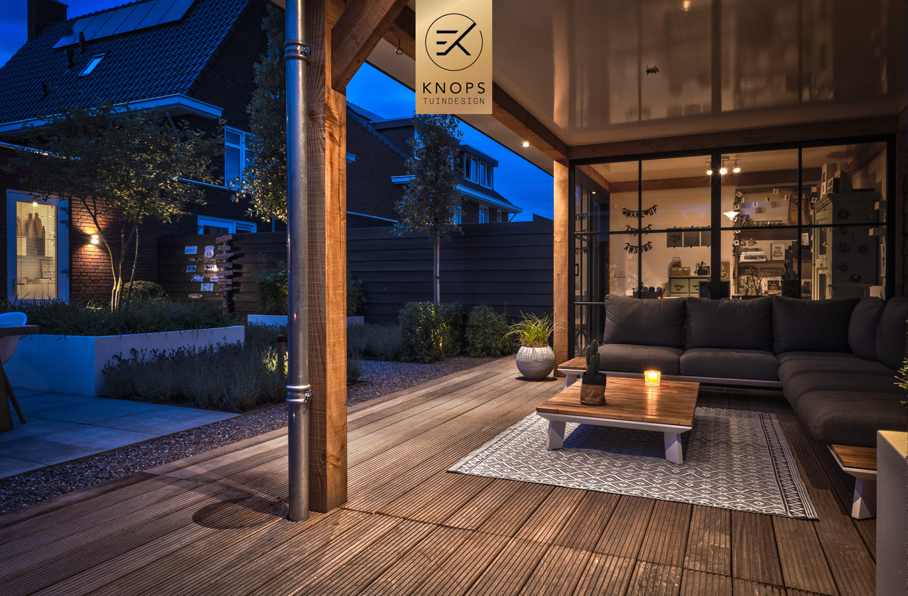 Luxe tuin met overkapping thuiswerken in tuin poolhouse buitenverblijf flexwerken in de tuin polyester sierbakken buitenhaard sierbakken kachel luxe erik knops tuinarchitect