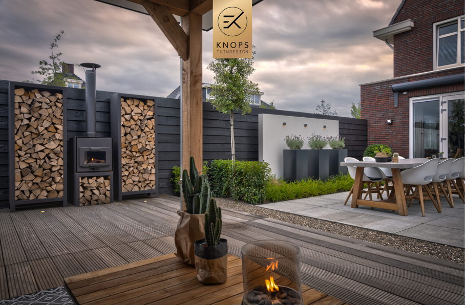 Luxe tuin met overkapping thuiswerken in tuin poolhouse buitenverblijf flexwerken in de tuin polyester sierbakken buitenhaard sierbakken kachel luxe erik knops tuinarchitect