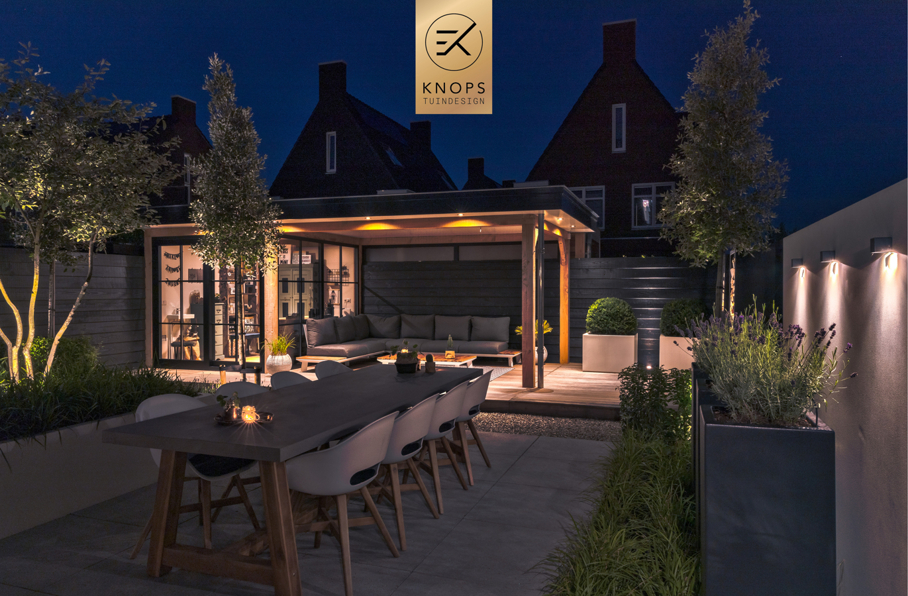 Luxe tuin met overkapping thuiswerken in tuin poolhouse buitenverblijf flexwerken in de tuin polyester sierbakken buitenhaard sierbakken kachel luxe erik knops tuinarchitect