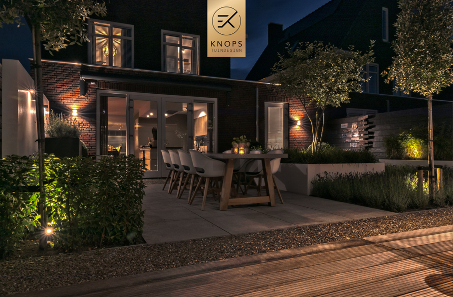 Luxe tuin met overkapping thuiswerken in tuin poolhouse buitenverblijf flexwerken in de tuin polyester sierbakken buitenhaard sierbakken kachel luxe erik knops tuinarchitect