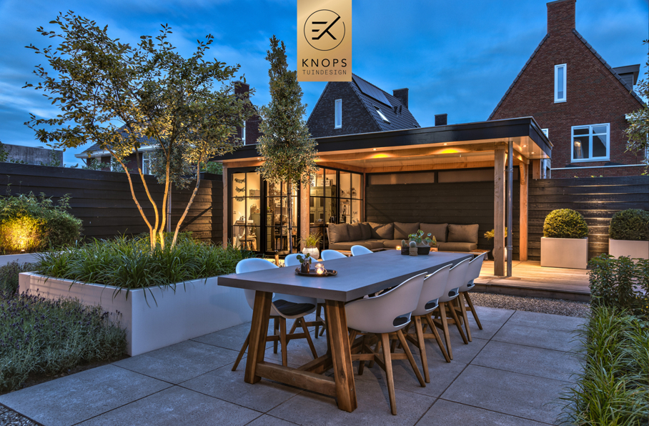 Luxe tuin met overkapping thuiswerken in tuin poolhouse buitenverblijf flexwerken in de tuin polyester sierbakken buitenhaard sierbakken kachel luxe erik knops tuinarchitect