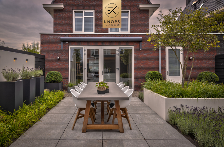 Luxe tuin met overkapping thuiswerken in tuin poolhouse buitenverblijf flexwerken in de tuin polyester sierbakken buitenhaard sierbakken kachel luxe erik knops tuinarchitect