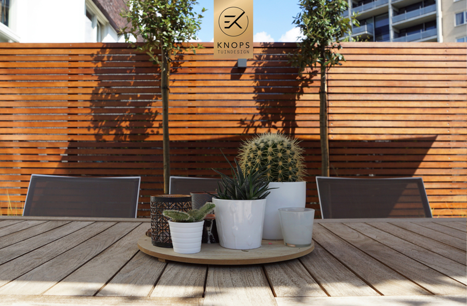 Luxe tuin met overkapping thuiswerken in tuin poolhouse buitenverblijf flexwerken in de tuin polyester sierbakken buitenhaard sierbakken kachel luxe erik knops tuinarchitect